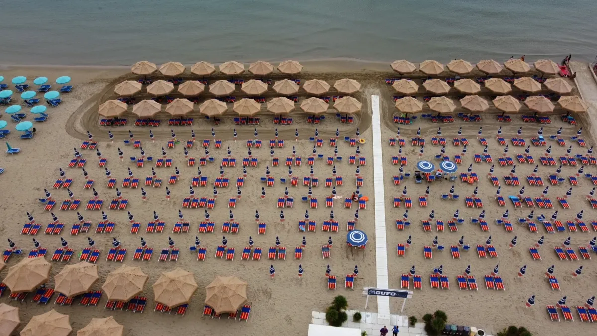 Vista aerea panoramica dello stabilimento balneare