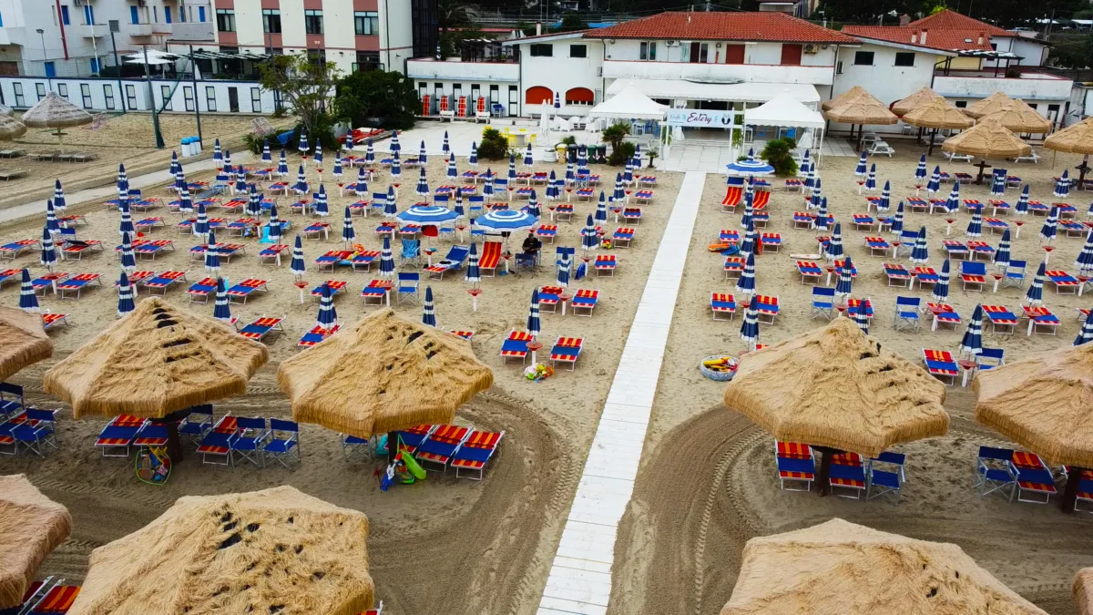 Vista aerea della struttura, bar e spiaggia attrezzata