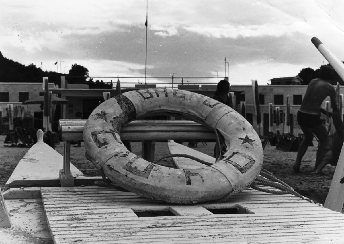 Foto storica in bianco e nero dello stabilimento con salvagente