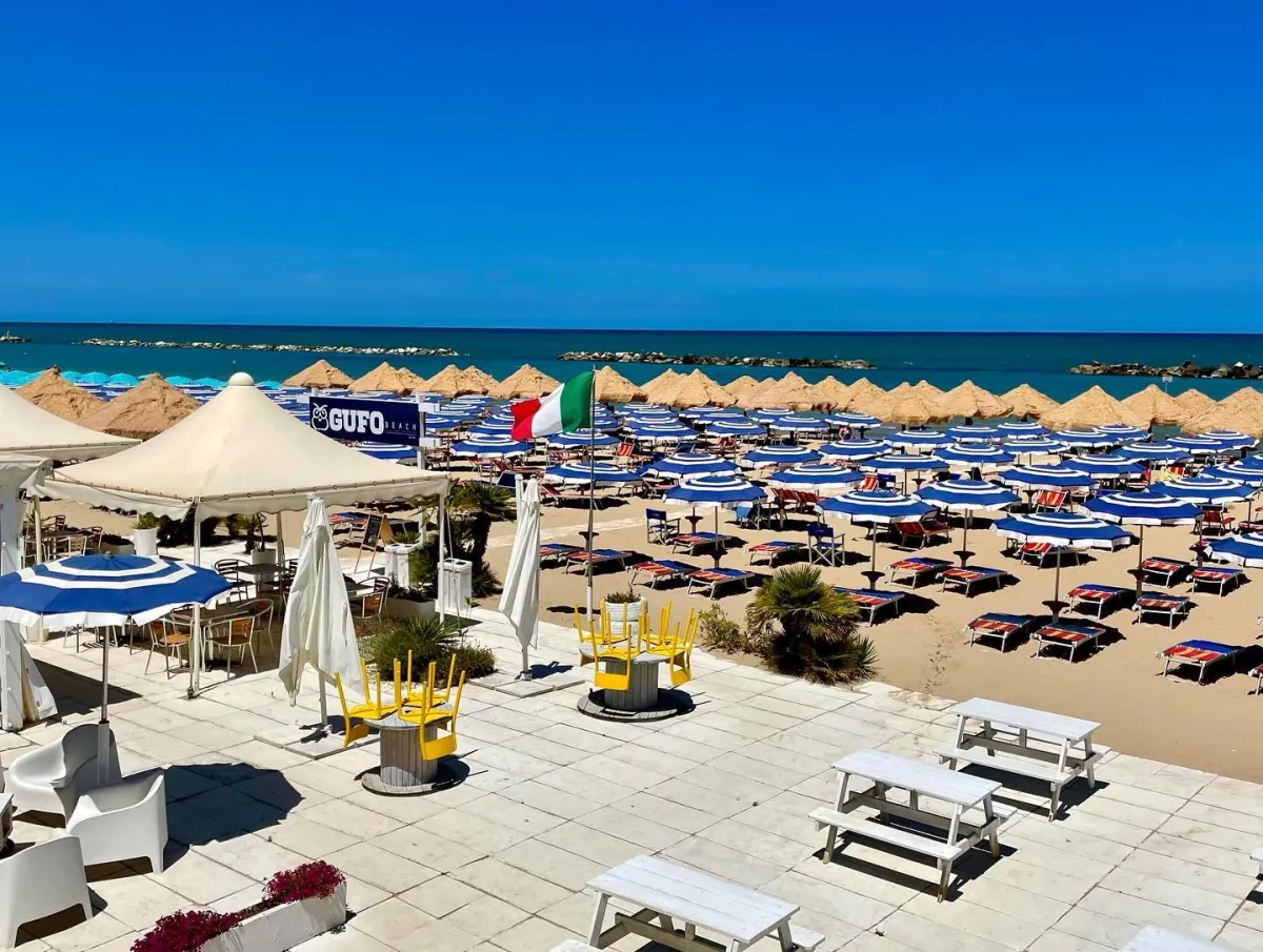 Vista dalla terrazza del bar sulla spiaggia e il mare
