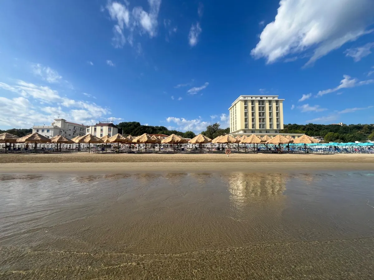 Panorama dello stabilimento visto dal mare con riflessi sull'acqua